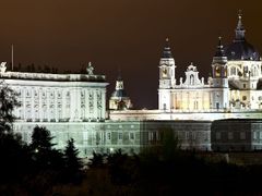 noční pohled na Královský palác v Madridu, Španělsko