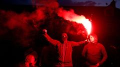 Fanoušci Liverpoolu oslavují před stadionem Anfield Road na dálku titul v Premier League