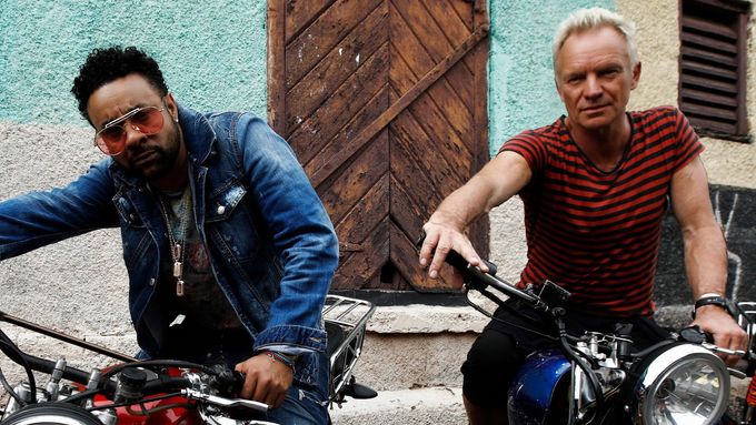 Album působí, jako by spolu Shaggy (vlevo) a Sting odjeli na dovolenou.