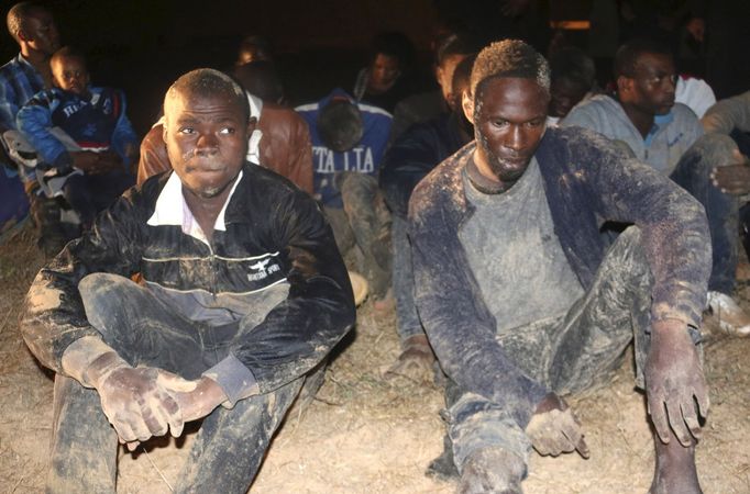 Uprchlíci, které libyjská policie zadržela během razie nedaleko hlavního města Tripolisu.