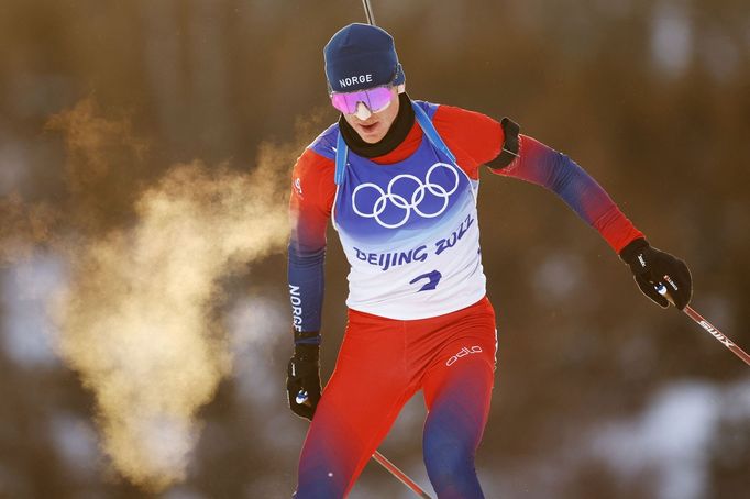 Johannes Thingnes Boe v závodě s hromadným startem.