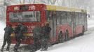 Východ Polska. Pasažéři se pokoušejí dostat ze závěje na silnici autobus. Snímek byl pořízen u města Lublin.