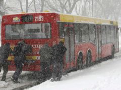 Východ Polska. Pasažéři se pokoušejí dostat ze závěje na silnici autobus. Snímek byl pořízen u města Lublin.