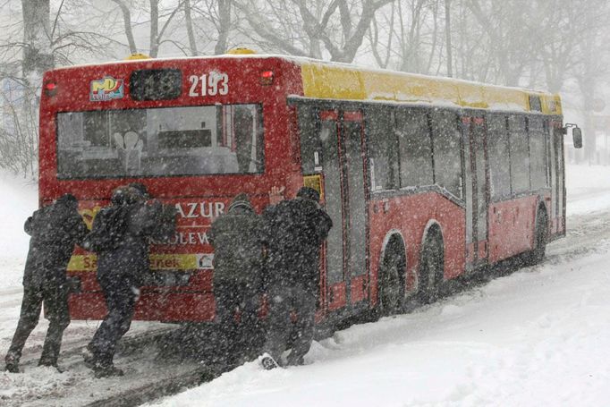 Východ Polska. Pasažéři se pokoušejí dostat ze závěje na silnici autobus. Snímek byl pořízen u města Lublin.