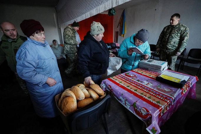 Jak se žije běžným lidem na Ukrajině v oblastech, kde na dohled jsou vedle sebe vládní vojáci a ozbrojenci proruských separatistů.