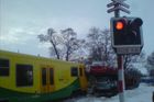 Při střetu vlaku s autem u Třeboně zemřeli dva muži. Provoz na trati byl zastaven na pět hodin
