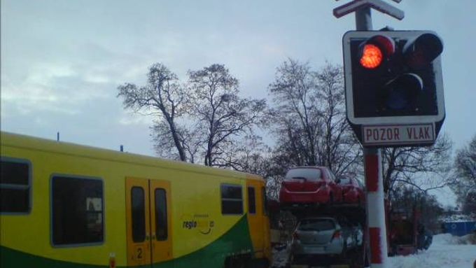 Vlak na přejezdu v Kolíně smetl kamion s novými auty