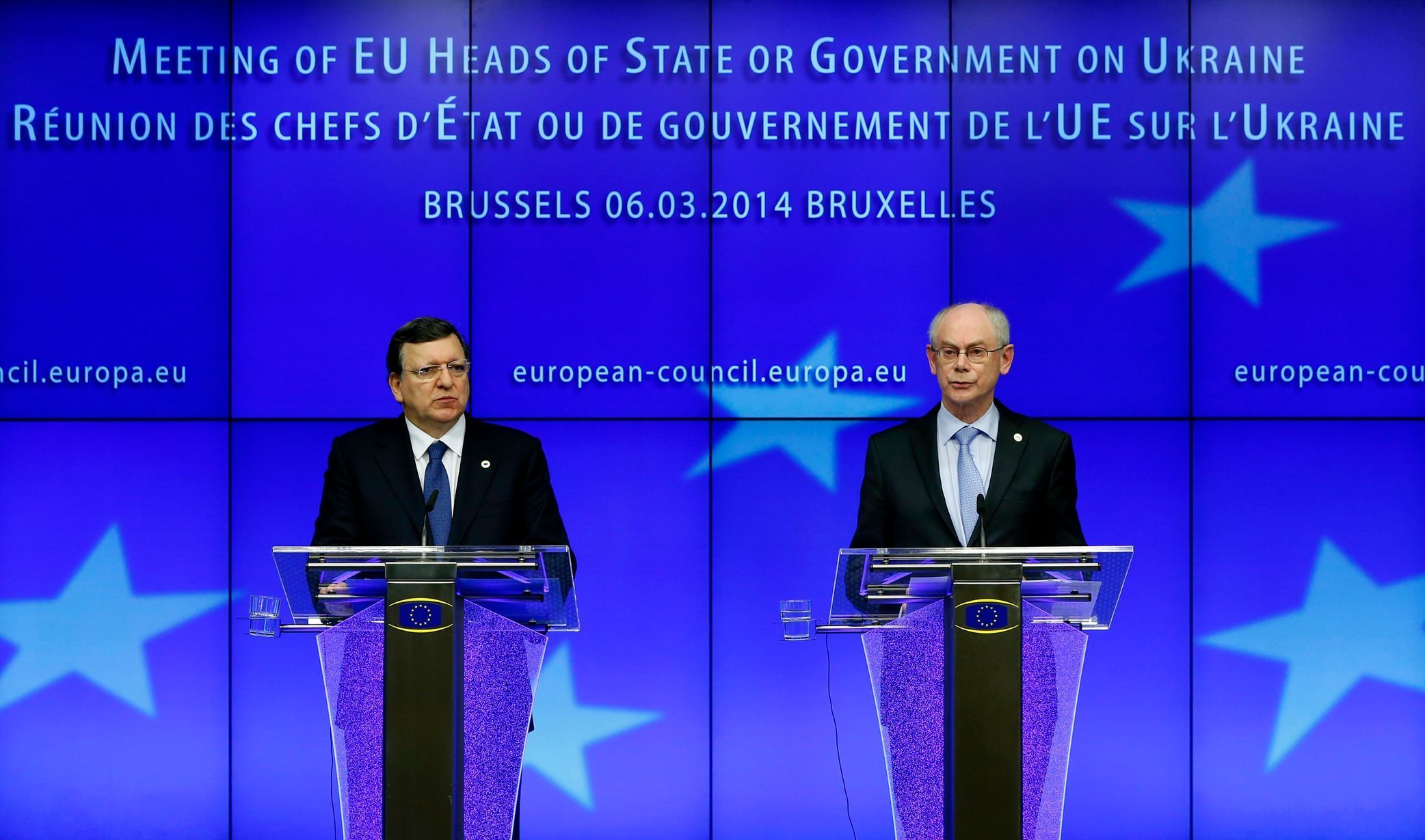 Šéf Evropské komise Barroso a předseda Evropské rady Van Rompuy po skončení mimořádného summitu v Bruselu.