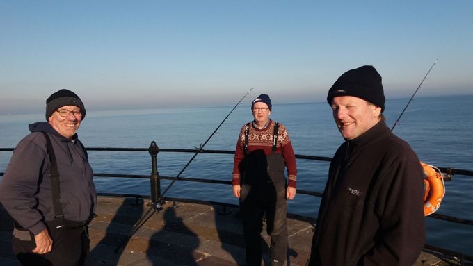 Rybáři na pobřeží v Sunderlandu.