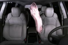 GM zavede nový airbag. Nafoukne se mezi sedadly