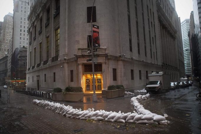 Pytle s pískem před newyorkskou burzou v Manhattanu.