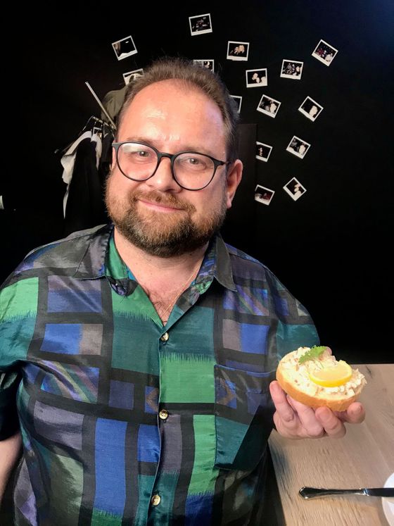 "Obložený chlebíček byl známou lahůdkářskou delikatesou už za první republiky, kdy si ho ale mohli dovolit jen movitější lidé. Za socialismu se demokratizoval."