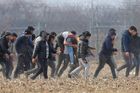 Turecko pošle k hranicím s Řeckem tisícovku policistů, aby pomohli s migranty