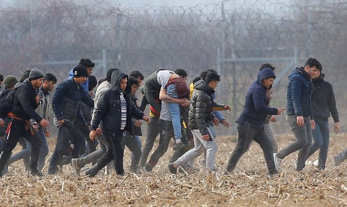 Migranti na řecko-turecké hranici.