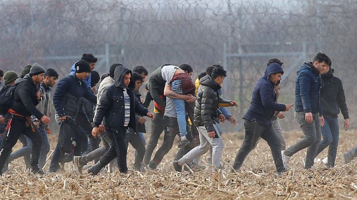 Uklidněte napětí na hranicích a vezměte migranty zpět, vyzval řecký premiér Erdogana