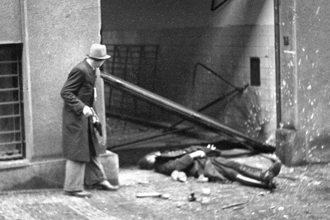 Záběr z nejtěžších bojů o budovu rozhlasu v prvních hodinách povstání. Praha, květen 1945