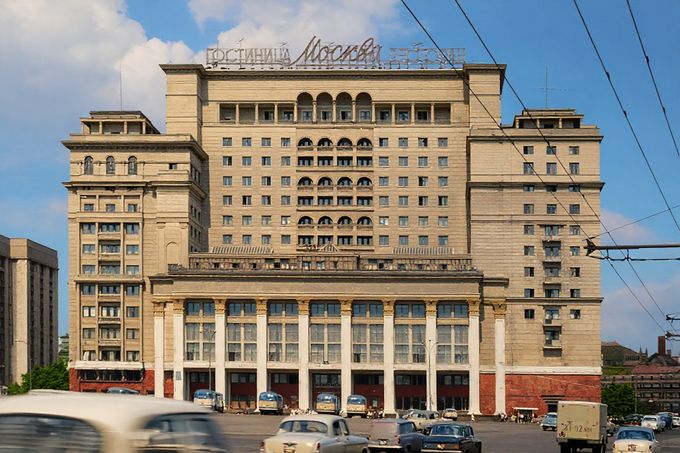 Hotel Moskva (1966), luxusní scéna pro operace KGB. Zde agenti a agentky, tzv. „vlaštovky“, lapali do pastí západní diplomaty a další cíle. Ilustrační snímek.