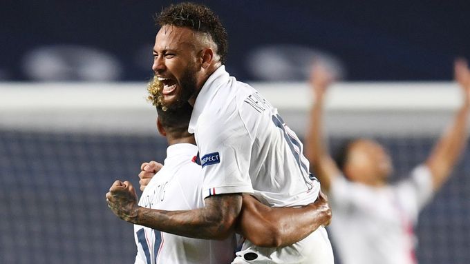 Maxim Choupo-Moting a Neymar z PSG slaví gól ve čtvrtfinále LM Atalanta - Paris St. Germain
