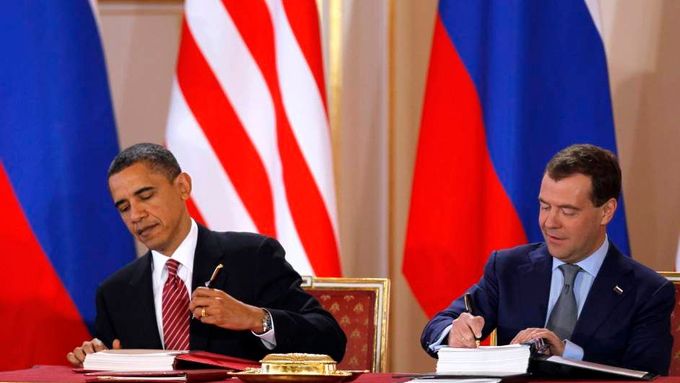 Smlouvu podepsali americký a ruský prezident Barack Obama a Dmitrij Medvěděv v Praze