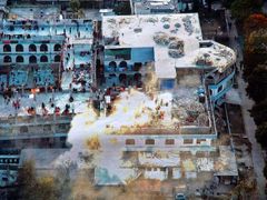 Letecký pohled na Červenou mešitu v Islámábádu při útoku pákistánských jednotek