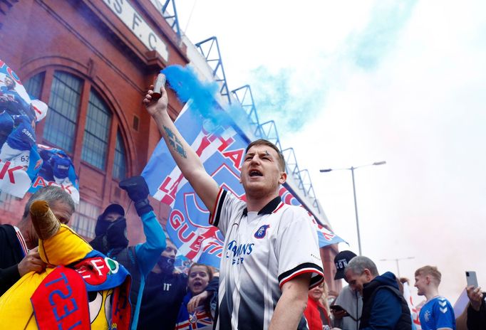 Fanoušci Glasgow Rangers slaví zisk 55. titulu ve skotské lize.