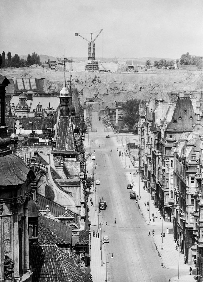 Archivní fotografie z éry 50. a 60. let 20. století, kdy na Letné v Praze vznikl a později zanikl nechvalně proslulý Stalinův památník.