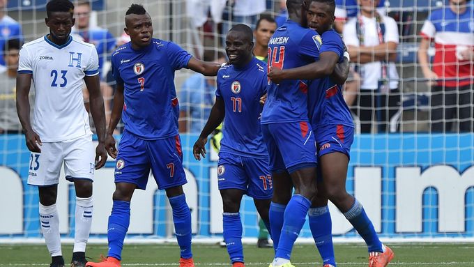 Duckens Nazon (20) oslavuje se spoluhráči z Haiti gól do sítě Hondurasu.