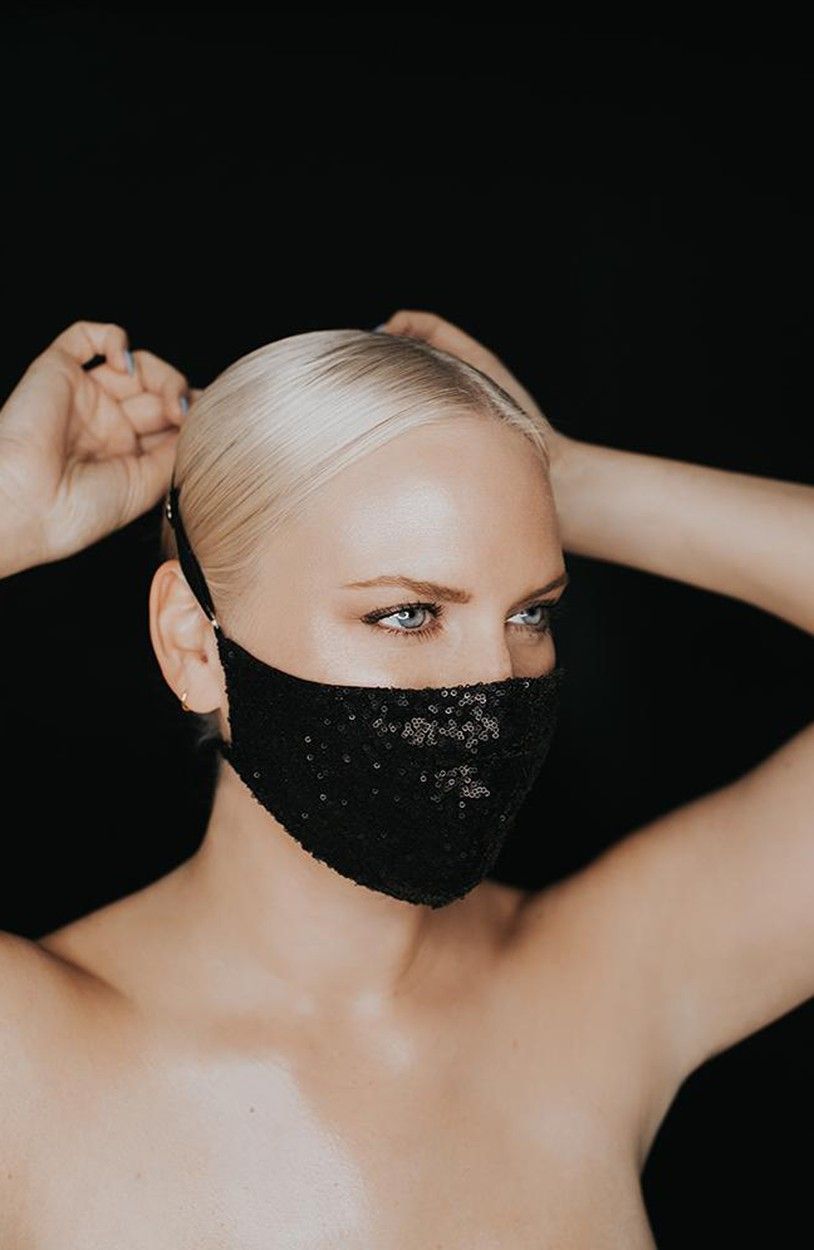 Dámy, buďte stylové i s rouškou: Designérka představila nové módní kousky