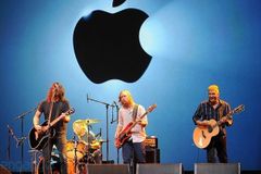 Foo Fighters hráli unplugged novému iPhonu5