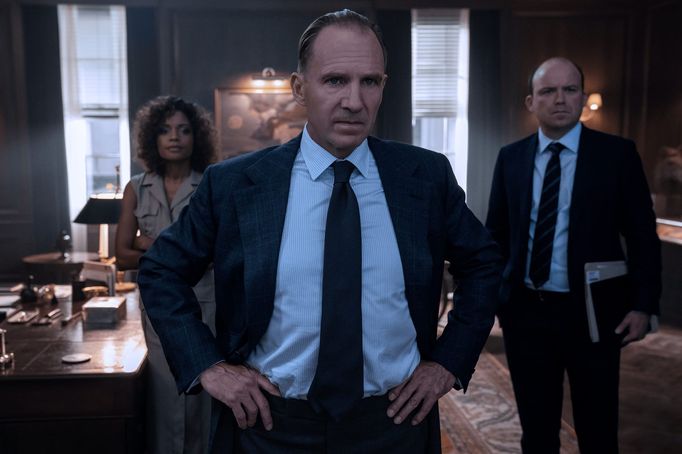 Naomie Harrisová jako Moneypenny, Ralph Fiennes coby M a Rory Kinnear v roli Tannera.