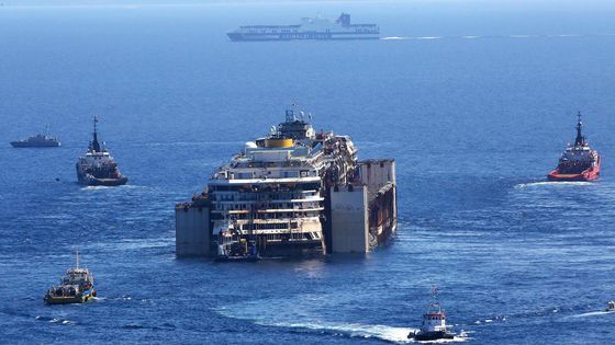 Foto: Costa Concordia se konečně pohnula. Plaví se do šrotu