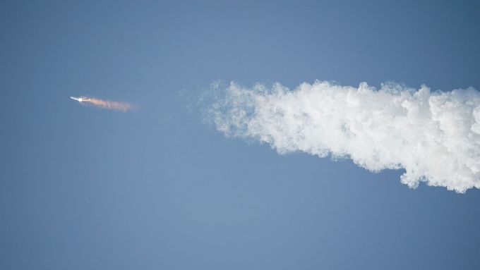 Snímek ze startu rakety SpaceX.