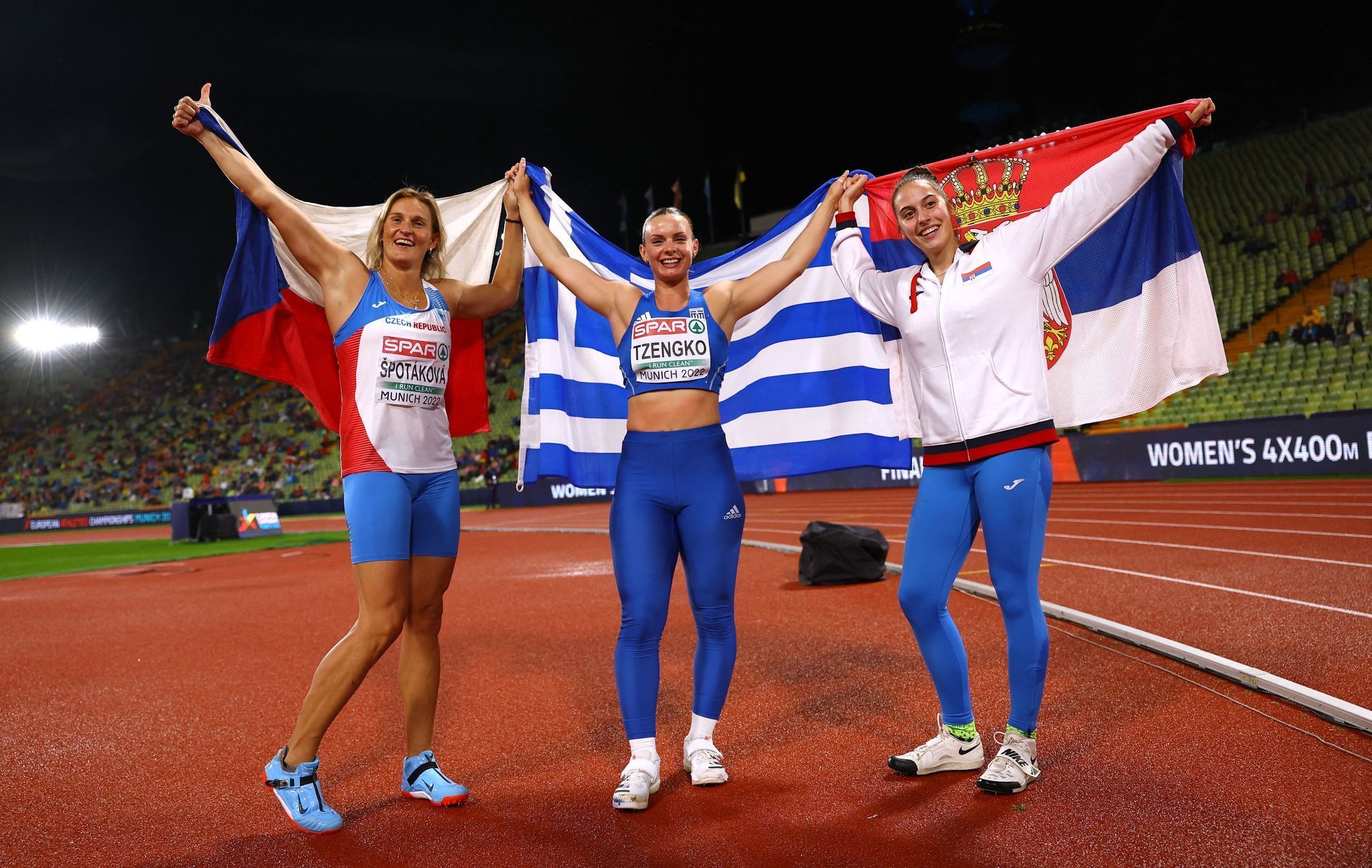 Barbora Špotáková, Elina Tzéngkoová a Adriana Vilagošová po finále oštěpařek na ME v atletice 2022 v Mnichově