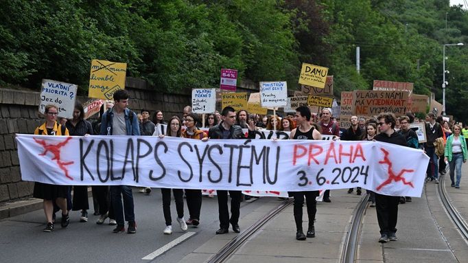 Po proslovech na náměstí Jana Palacha se vydali k ministerstvu školství, zastavit se chtějí také u úřadu vlády a ministerstva financí.