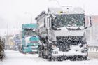 Policie uzavřela kvůli nehodě kamionů hlavní tah z Tanvaldu do Polska. Dopravu komplikuje sníh