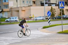 Absurdní výklad pravidel na nebezpečném přechodu. Změní se názor na to, kdo je viník?