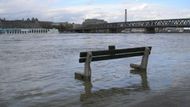 Na tuto lavičku na pravém břehu Dunaje si však už sednout nešlo...