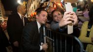 Ideální příležitost pro fanoušky ulovit si "selfíčko" s hollywoodskými herci. Fanynka pózuje s Elijah Woodem, Frodo Pytlíkem.