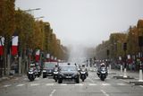 Tady Macron v upravené 5008 na Champs-Elysée.