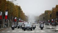 Tady Macron v upravené 5008 na Champs-Elysée.