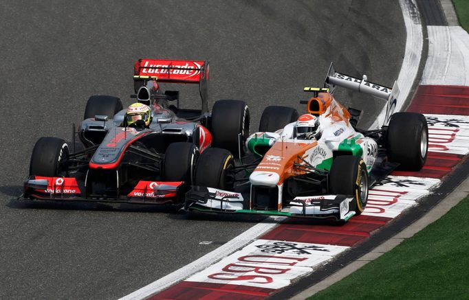 Formule 1, VC Číny: Sergio Pérez (McLaren) a Adrian Sutil (Force India)