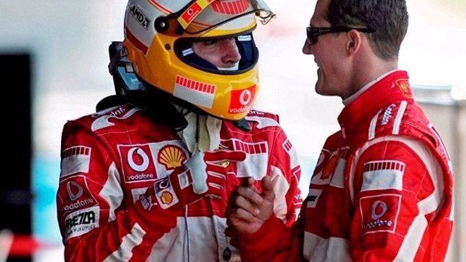 Luca Badoer se radí s Michaelem Schumacherem