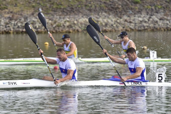 Slovenští kanoisté Erik Vlček (vlevo) a Tibor Linka.