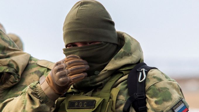 Ruský voják během přesunu na Ukrajinu