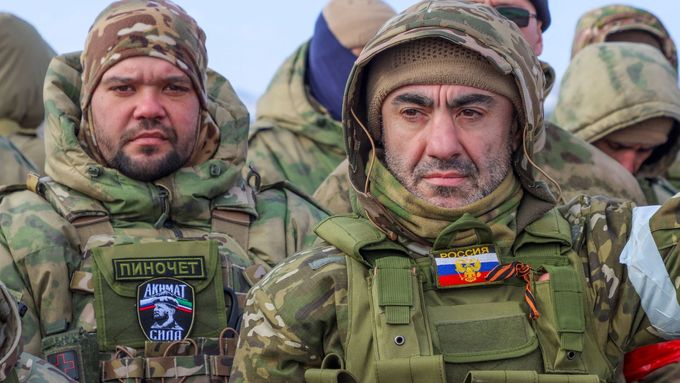 Čečenští vojáci ruské armády čekají na převoz na Ukrajinu.