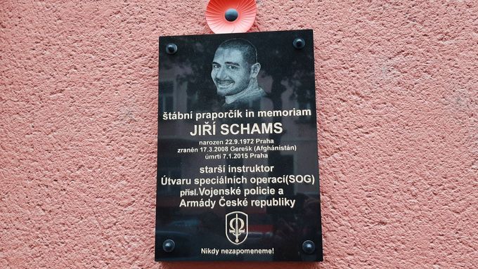 Pamětní deska štábního praporčíka in memoriam Jiřího Schamse, který byl v roce 2008 těžce zraněn v Afghánistánu.