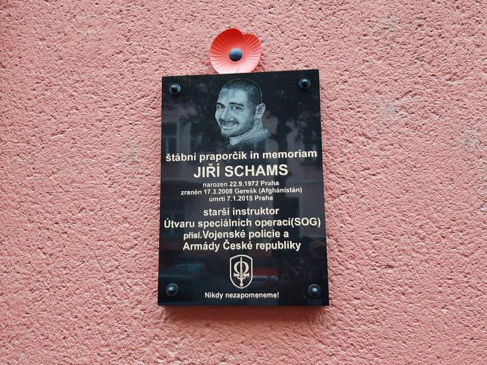 Pamětní deska štábního praporčíka in memoriam Jiřího Schamse, který byl v roce 2008 těžce zraněn v Afghánistánu.