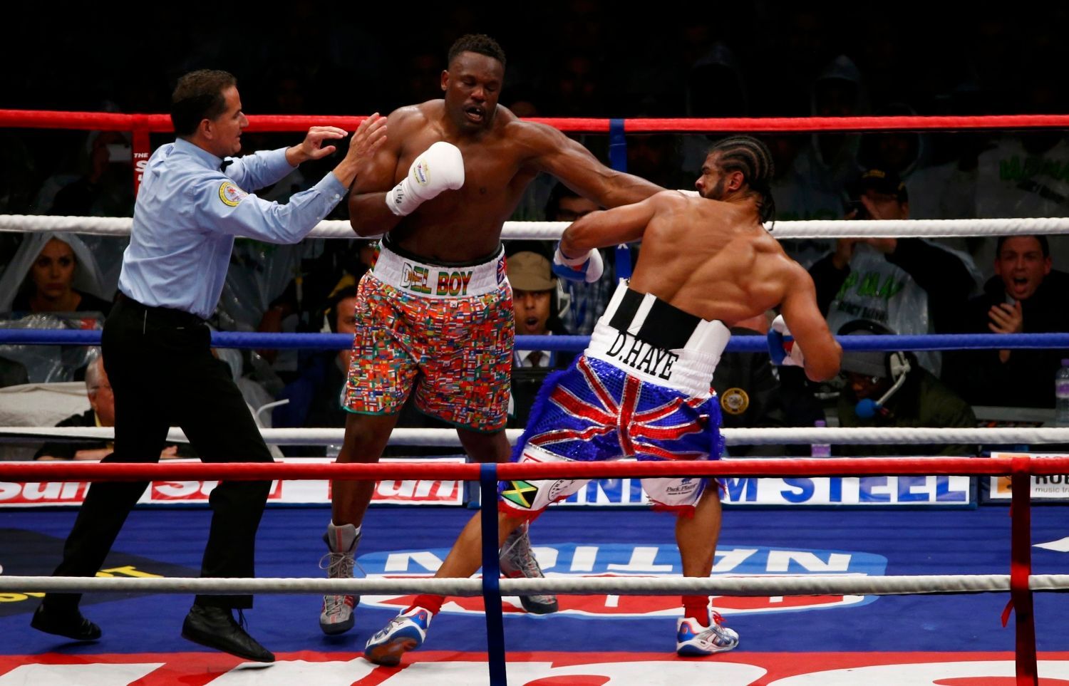 Britský boxer David Haye boxuje s Britem Dereckem Chisorou v mezinárodním mistrovství těžké váhy v londýnském Upton Parku v roce 2012.