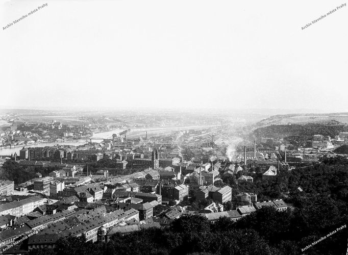 Archivní dobová fotografie zachycující pražskou čtvrť Smíchov.