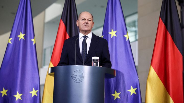 Německý prezident odvolal tři ministry. Scholzova menšinová vláda bude žádat o důvěru